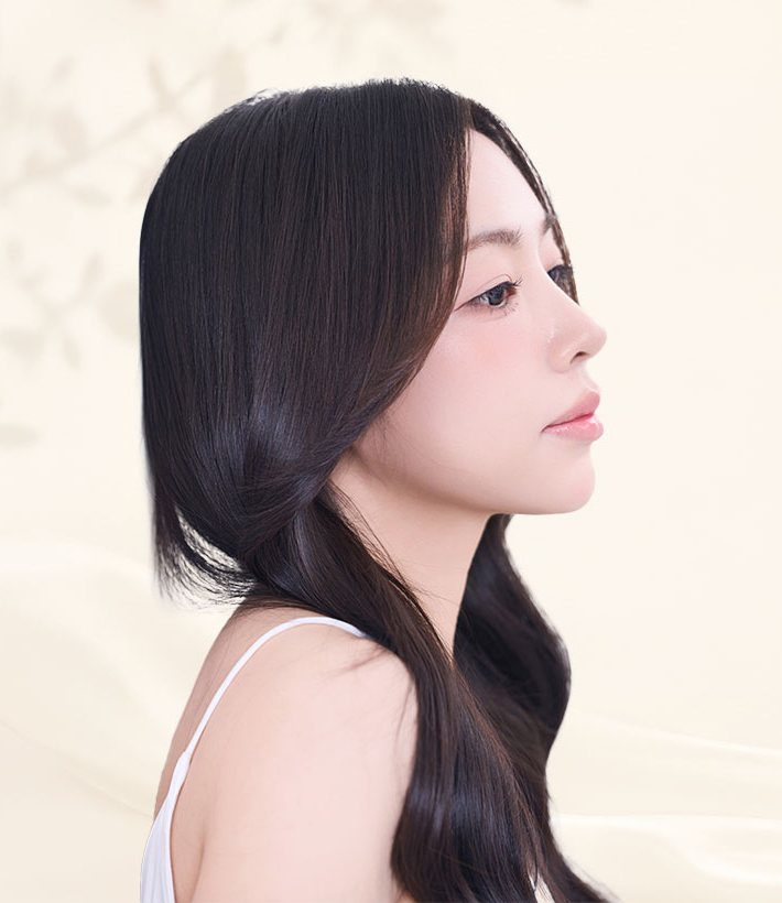 옆모습의 긴 웨이브 머리 여성 모델(흰 민소매) — 크림색 실크 바탕