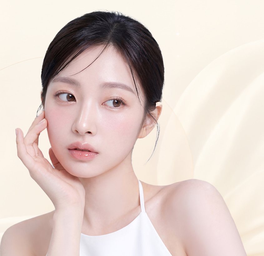 한 손을 볼에 댄 묶음머리 여성 모델(흰 홀터넥) — 크림색 바탕
