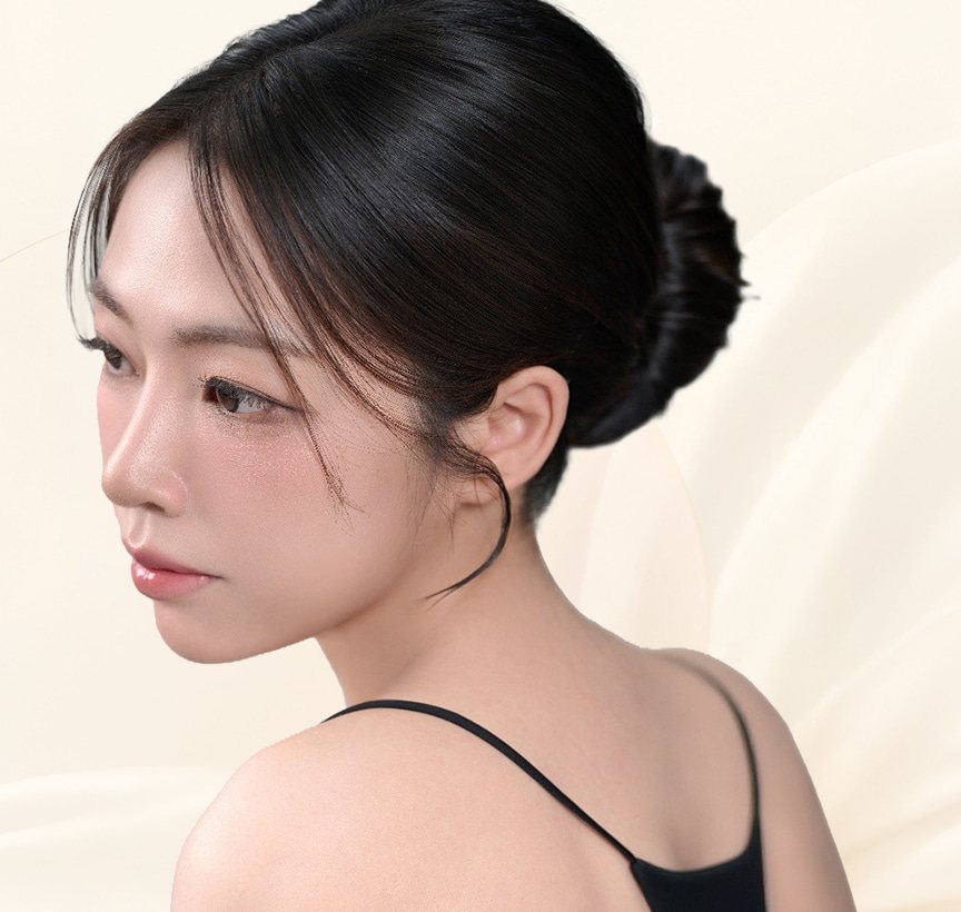 올림머리 여성 모델 옆모습(검은 끈 민소매, 어깨 너머로 봄)