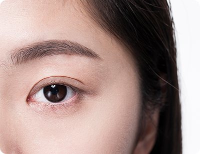앞머리가 내려온 여성 한쪽 눈 클로즈업 사진