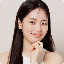 셀피 후기 사진 — 턱에 손을 댄 긴 생머리 여성