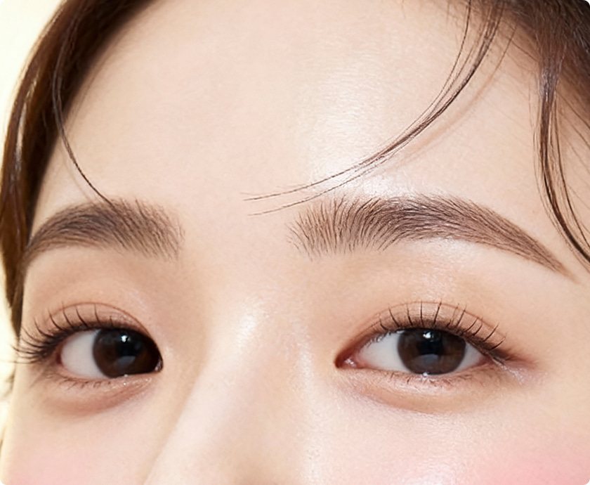 여성 두 눈·눈썹 클로즈업(앞머리 몇 가닥) — 자연유착 쌍꺼풀 대표 사진