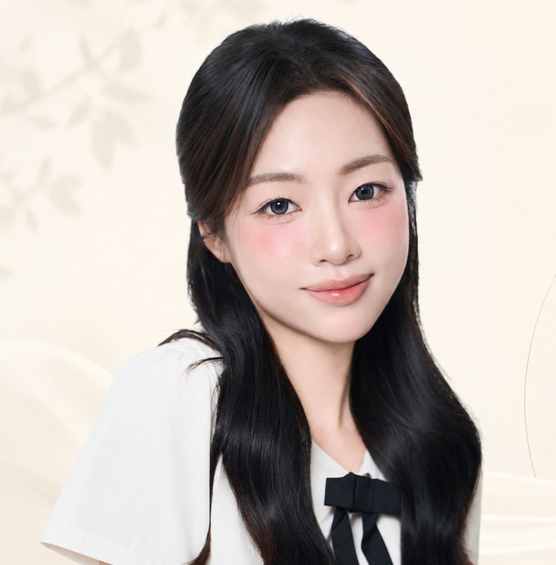 긴 웨이브 머리 여성 모델(흰 블라우스·검은 리본) — 크림색 바탕