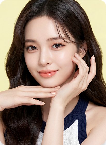 두 손을 턱에 댄 웨이브 머리 여성 모델 — 노란 바탕 — 수술 과목 카드(실리프팅)