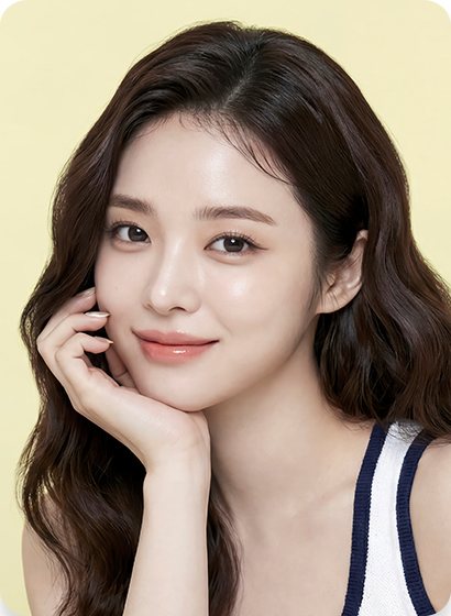 턱에 손을 댄 웨이브 머리 여성 모델 — 노란 바탕 — 수술 과목 카드(PRP)