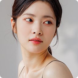 셀피후기 사진 — 어깨 너머로 보는 여성(검은 끈)