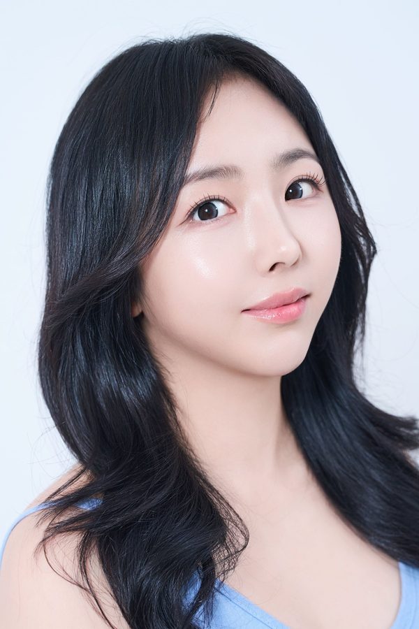 긴 웨이브 머리 여성 모델(하늘색 민소매) — 연회색 바탕 — 수술 과목 카드(눈성형)