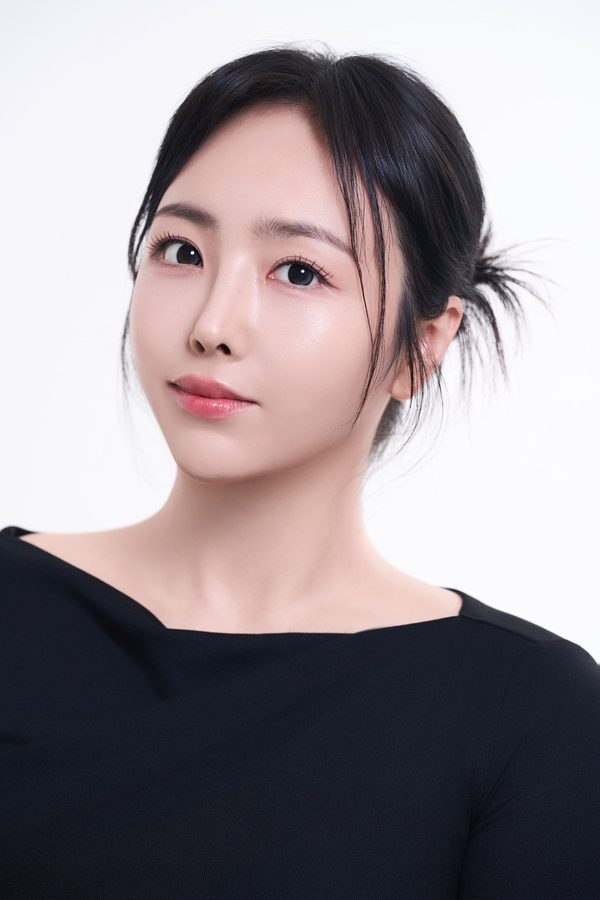 묶음머리 여성 모델(검은 상의) — 흰 바탕 — 수술 과목 카드(비절개 쌍꺼풀 / 절개 쌍꺼풀)