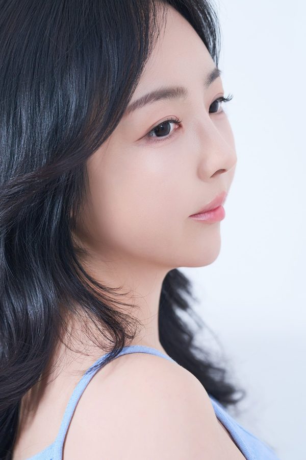 옆을 보는 긴 머리 여성 모델(하늘색 민소매) — 수술 과목 카드(비절개 눈매교정 / 절개 눈매교정)