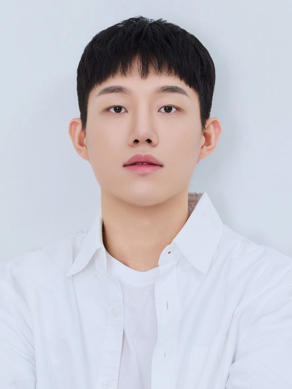 흰 셔츠 남성 모델 정면 — 수술 과목 카드(눈밑지방재배치)