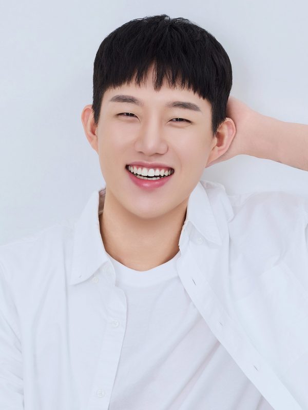 흰 셔츠 남성 모델이 웃으며 머리에 손을 댐 — 수술 과목 카드(눈썹하거상)