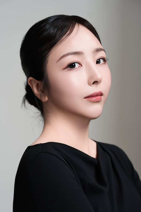묶음머리 여성 모델(검은 상의) — 회색 바탕 — 수술 과목 카드(눈재수술)