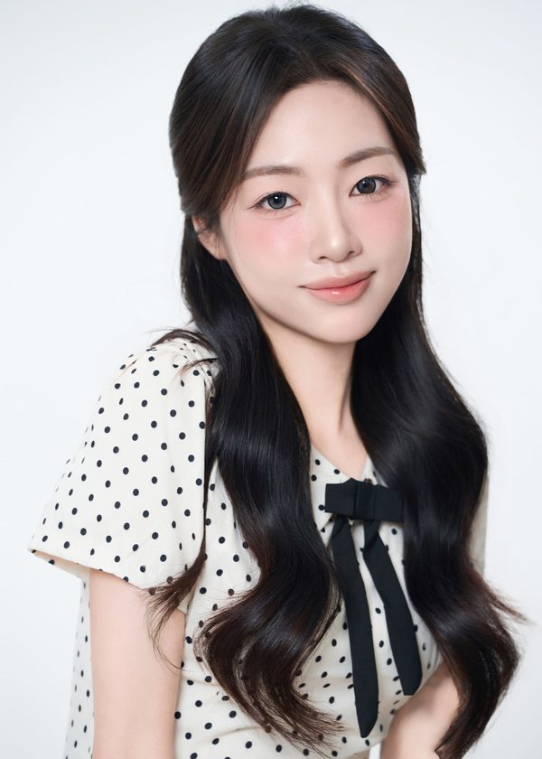 물방울무늬 블라우스 긴 머리 여성 모델 — 수술 과목 카드(콧볼 축소)