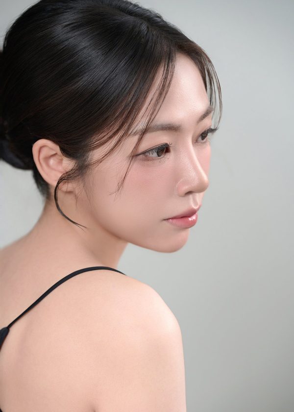 올림머리 여성 모델 옆모습(검은 끈 민소매) — 수술 과목 카드(유형별 코성형)