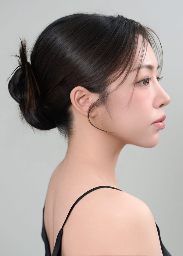 올림머리 여성 모델 옆얼굴(코 옆선) — 수술 과목 카드(기능코)