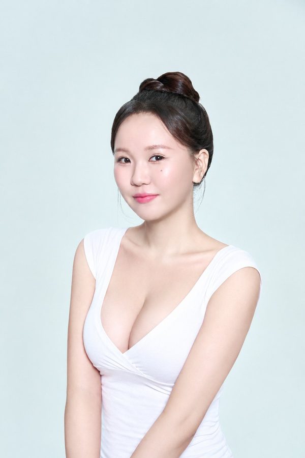 팔짱 낀 흰 브이넥 상의 여성 모델(같은 모델) — 수술 과목 카드(가슴거상)