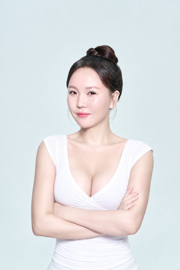 팔짱 낀 흰 브이넥 상의 여성 모델(같은 모델) — 수술 과목 카드(가슴축소)